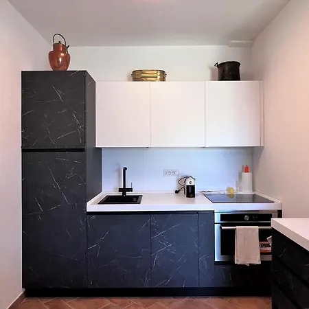 Castellini-private Parking *