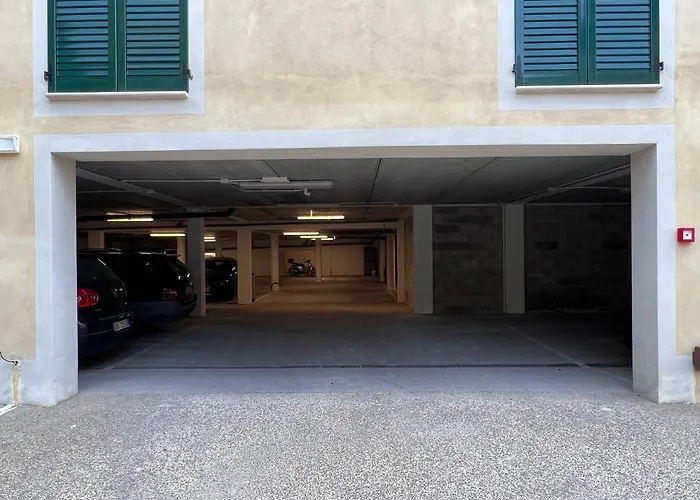 Castellini-private Parking *