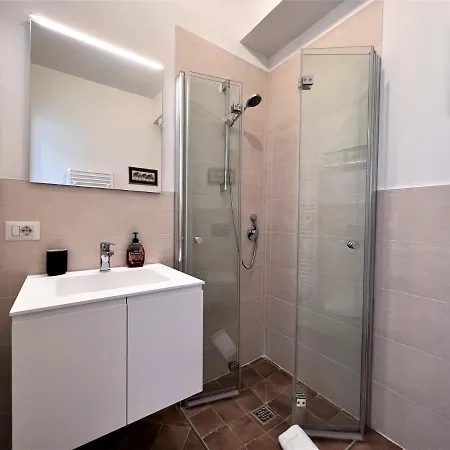 Castellini-private Parking Apartament *