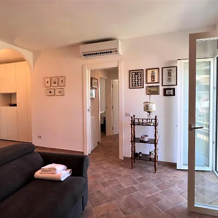 Castellini-private Parking Apartamento