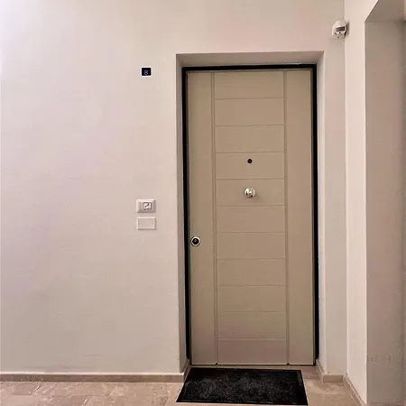 Castellini-private Parking *