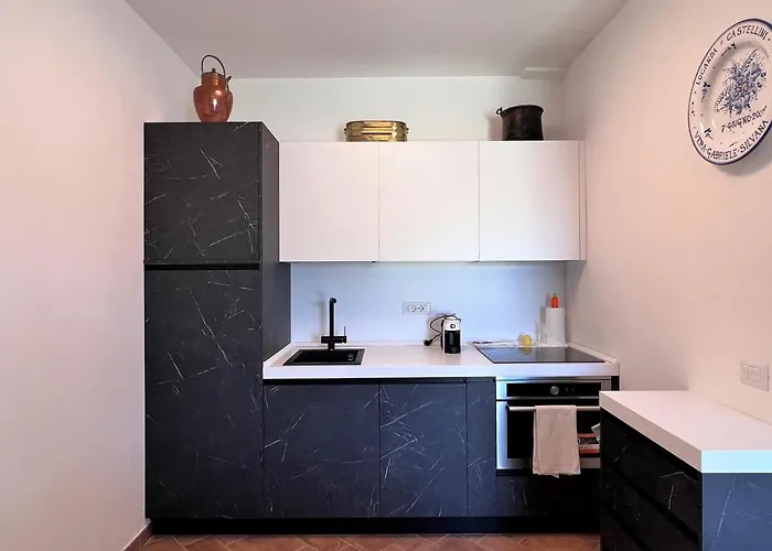 Castellini-private Parking *